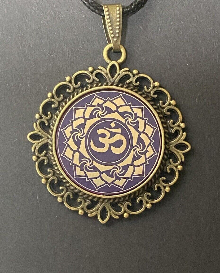 Amulett – Chakremy, bronzefarben, Kronen Chakra, Disc in lila flieder 25 mm, goldlegiert, kupferunterlegt – Produktansicht 1