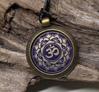 Amulett – Chakremy, bronzefarben, Kronen Chakra, Disc in lila flieder 25 mm, goldlegiert, kupferunterlegt – Produktansicht 1