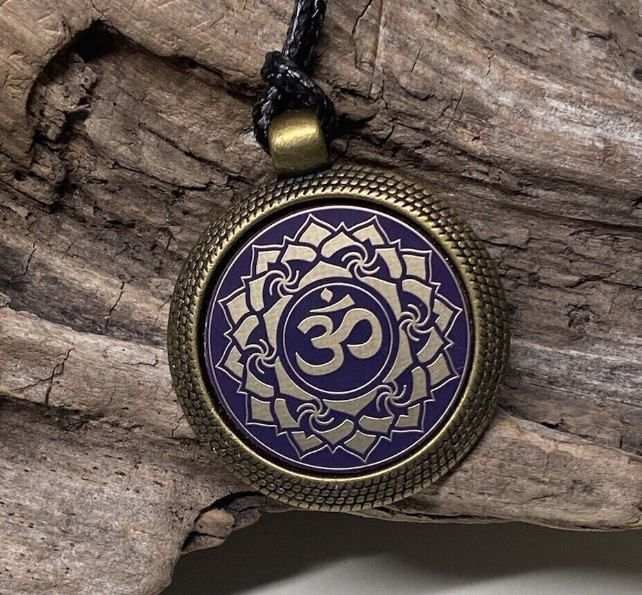 Amulett – Chakremy, bronzefarben, Kronen Chakra, Disc in lila flieder 25 mm, goldlegiert, kupferunterlegt – Produktansicht 1