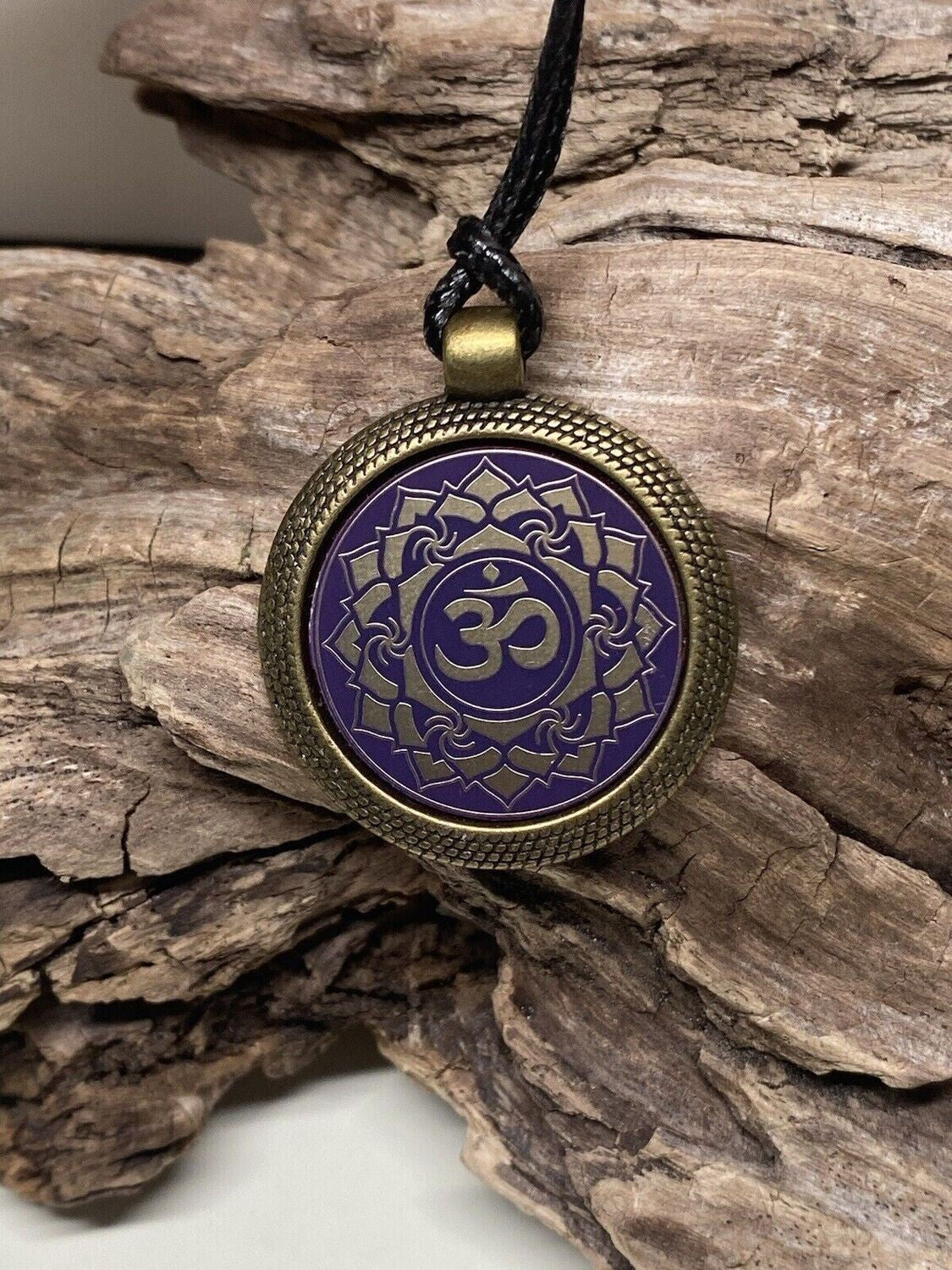 Amulett – Chakremy, bronzefarben, Kronen Chakra, Disc in lila flieder 25 mm, goldlegiert, kupferunterlegt – Produktansicht 1