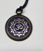 Amulett – Chakremy, bronzefarben, Kronen Chakra, Disc in lila flieder 25 mm, goldlegiert, kupferunterlegt – Produktansicht 1