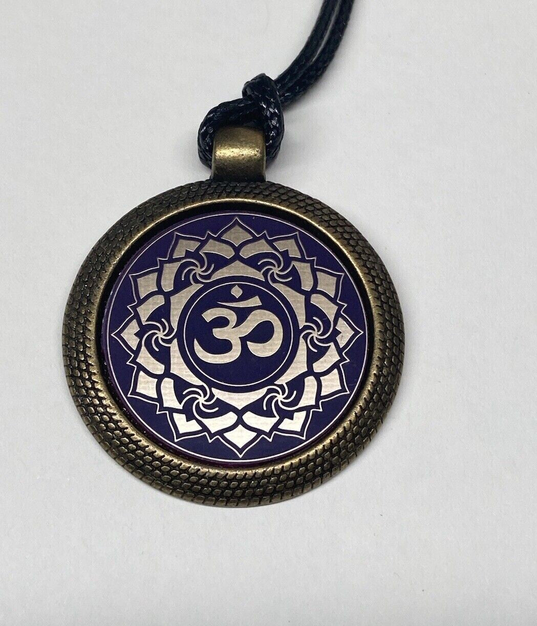 Amulett – Chakremy, bronzefarben, Kronen Chakra, Disc in lila flieder 25 mm, goldlegiert, kupferunterlegt – Produktansicht 1