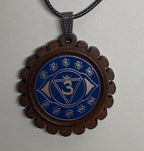 Amulett – Chakremy, Holzart, Stirnen Chakra, Disc in blau 25 mm, goldlegiert, kupferunterlegt – Produktansicht 1