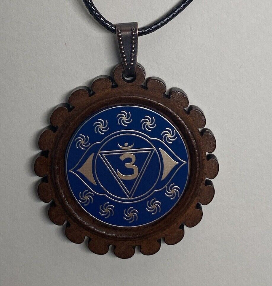 Amulett – Chakremy, Holzart, Stirnen Chakra, Disc in blau 25 mm, goldlegiert, kupferunterlegt – Produktansicht 1