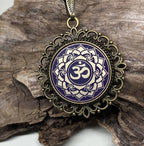 Amulett – Chakremy, bronzefarben, Kronen Chakra, Disc in lila flieder 25 mm, goldlegiert, kupferunterlegt – Produktansicht 1