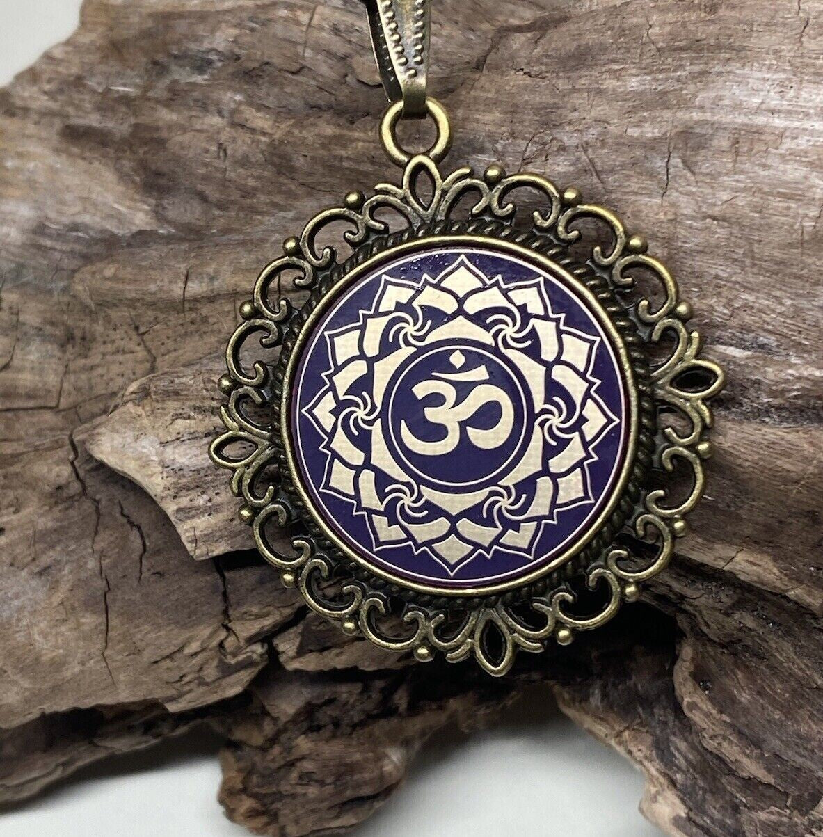 Amulett – Chakremy, bronzefarben, Kronen Chakra, Disc in lila flieder 25 mm, goldlegiert, kupferunterlegt – Produktansicht 1
