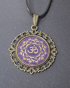 Amulett – Chakremy, bronzefarben, Kronen Chakra, Disc in lila flieder 25 mm, goldlegiert, kupferunterlegt – Produktansicht 1