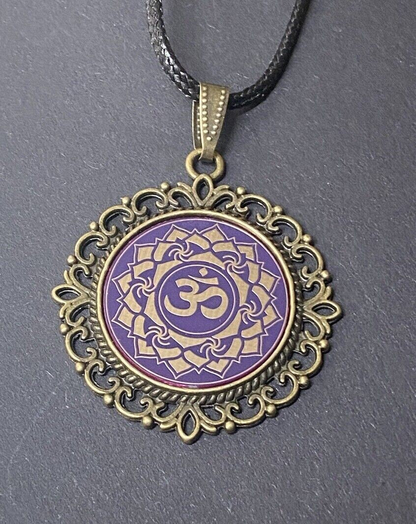 Amulett – Chakremy, bronzefarben, Kronen Chakra, Disc in lila flieder 25 mm, goldlegiert, kupferunterlegt – Produktansicht 1