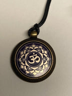 Amulett – Chakremy, bronzefarben, Kronen Chakra, Disc in lila flieder 25 mm, goldlegiert, kupferunterlegt – Produktansicht 1