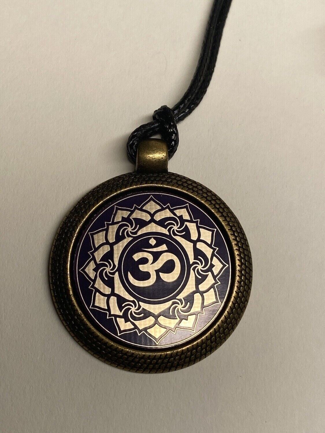 Amulett – Chakremy, bronzefarben, Kronen Chakra, Disc in lila flieder 25 mm, goldlegiert, kupferunterlegt – Produktansicht 1