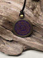Amulett – Chakremy, bronzefarben, Kronen Chakra, Disc in lila flieder 25 mm, goldlegiert, kupferunterlegt – Produktansicht 1