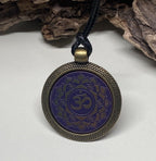 Amulett – Chakremy, bronzefarben, Kronen Chakra, Disc in lila flieder 25 mm, goldlegiert, kupferunterlegt – Produktansicht 1