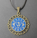 Amulett – Chakremy, bronzefarben, Stirnen Chakra, Disc in blau 25 mm, goldlegiert, kupferunterlegt – Produktansicht 1