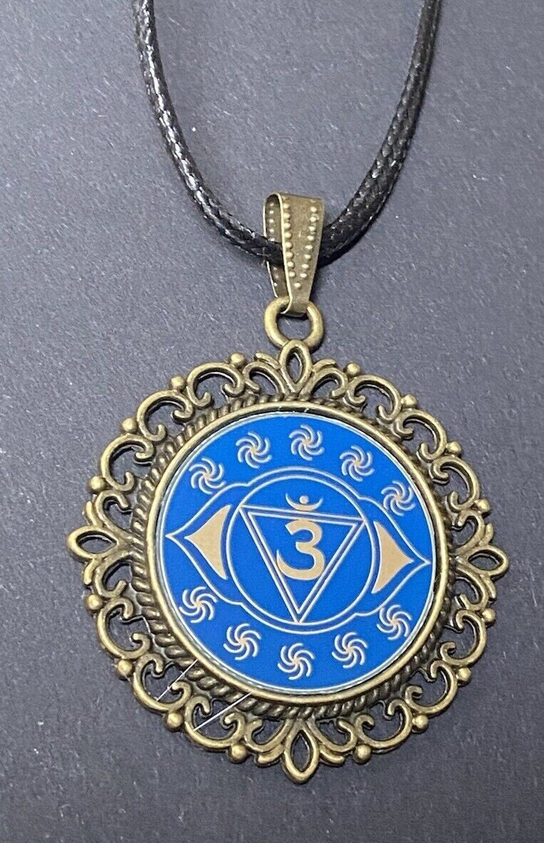 Amulett – Chakremy, bronzefarben, Stirnen Chakra, Disc in blau 25 mm, goldlegiert, kupferunterlegt – Produktansicht 1