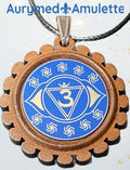 Amulett – Chakremy, Holzart, Stirnen Chakra, Disc in blau 25 mm, goldlegiert, kupferunterlegt – Produktansicht 1