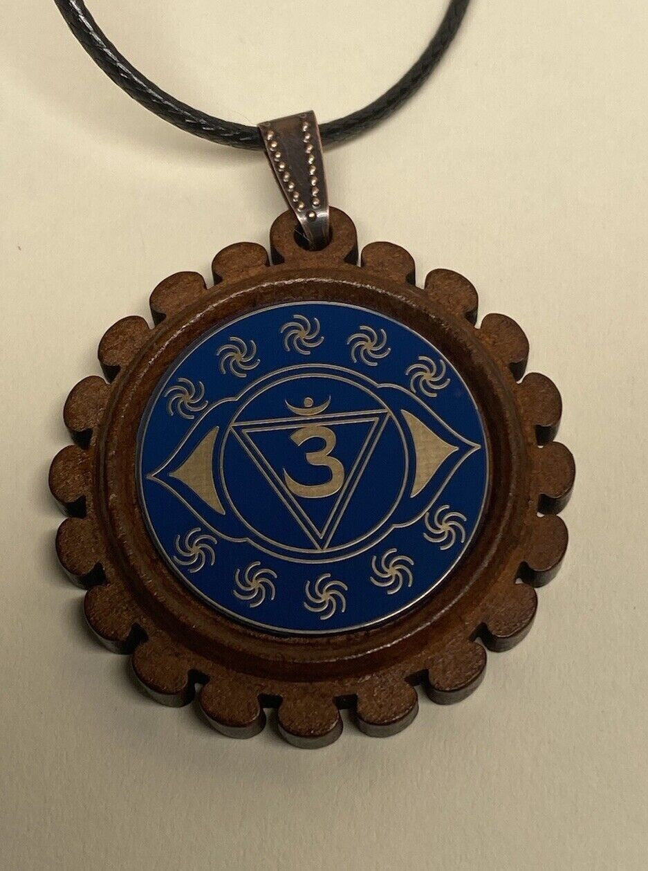 Amulett – Chakremy, Holzart, Stirnen Chakra, Disc in blau 25 mm, goldlegiert, kupferunterlegt – Produktansicht 1