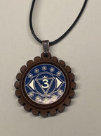 Amulett – Chakremy, Holzart, Stirnen Chakra, Disc in blau 25 mm, goldlegiert, kupferunterlegt – Produktansicht 1