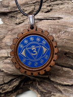 Amulett – Chakremy, Holzart, Stirnen Chakra, Disc in blau 25 mm, goldlegiert, kupferunterlegt – Produktansicht 1