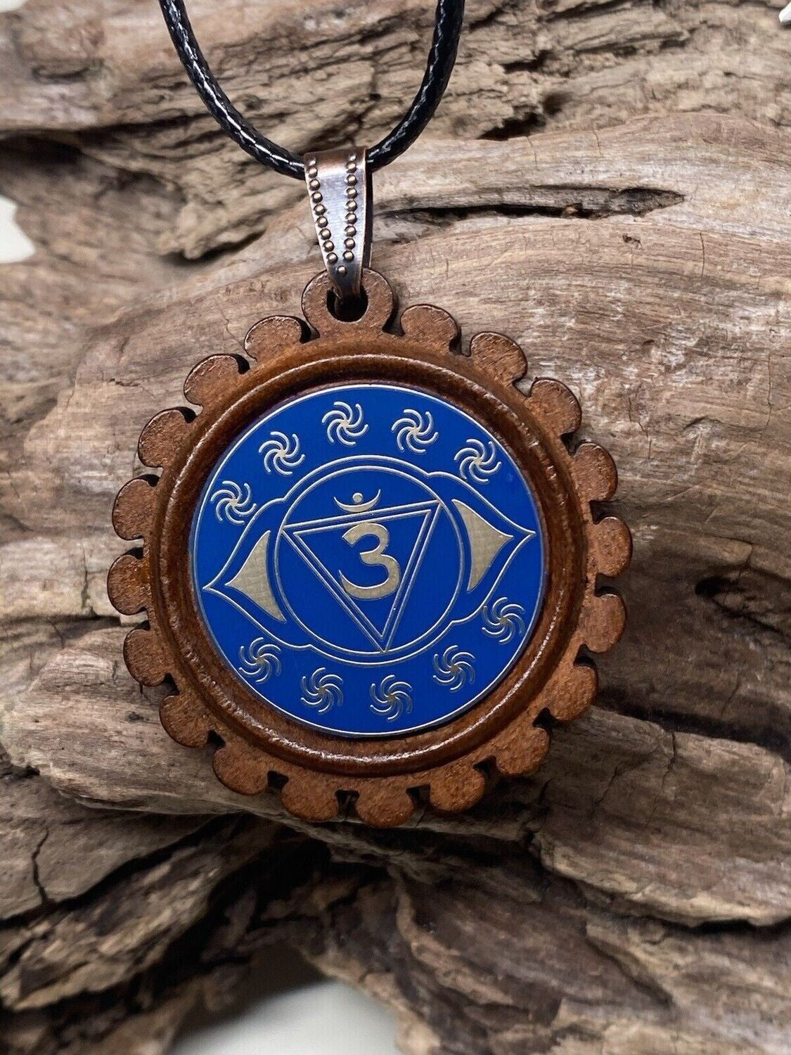 Amulett – Chakremy, Holzart, Stirnen Chakra, Disc in blau 25 mm, goldlegiert, kupferunterlegt – Produktansicht 1