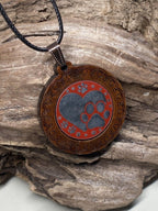 Amulett – Holzart, Pfoten im Liebesherz, Disc in rot 25 mm, zinnlegiert, kupferunterlegt – Produktansicht 1