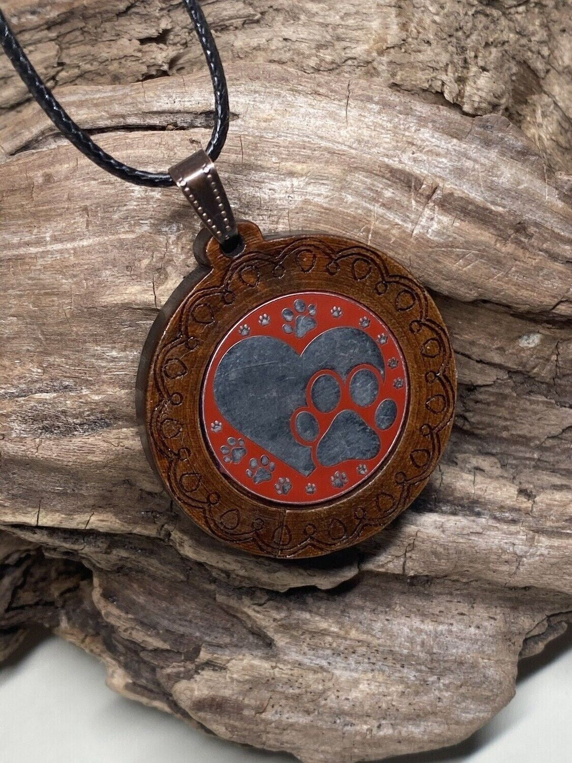 Amulett – Holzart, Pfoten im Liebesherz, Disc in rot 25 mm, zinnlegiert, kupferunterlegt – Produktansicht 1