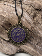 Amulett – Chakremy, bronzefarben, Kronen Chakra, Disc in lila flieder 25 mm, goldlegiert, kupferunterlegt – Produktansicht 1