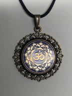 Amulett – Chakremy, bronzefarben, Kronen Chakra, Disc in lila flieder 25 mm, goldlegiert, kupferunterlegt – Produktansicht 1
