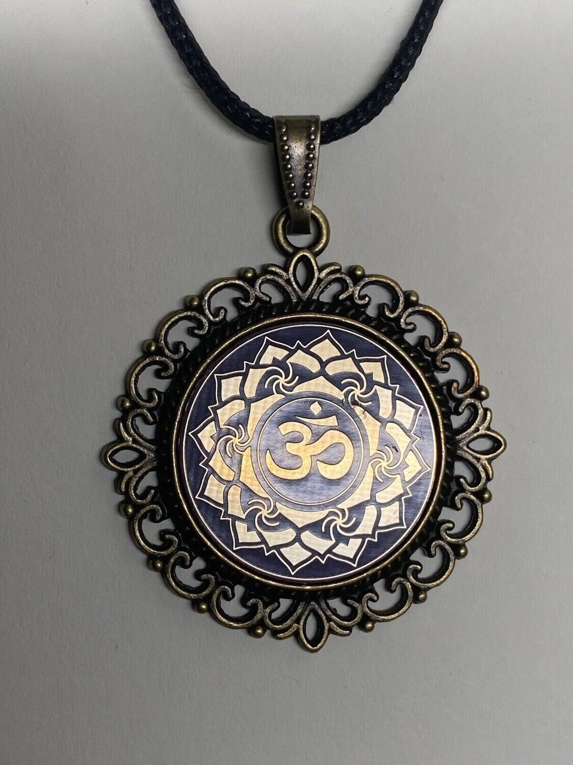 Amulett – Chakremy, bronzefarben, Kronen Chakra, Disc in lila flieder 25 mm, goldlegiert, kupferunterlegt – Produktansicht 1