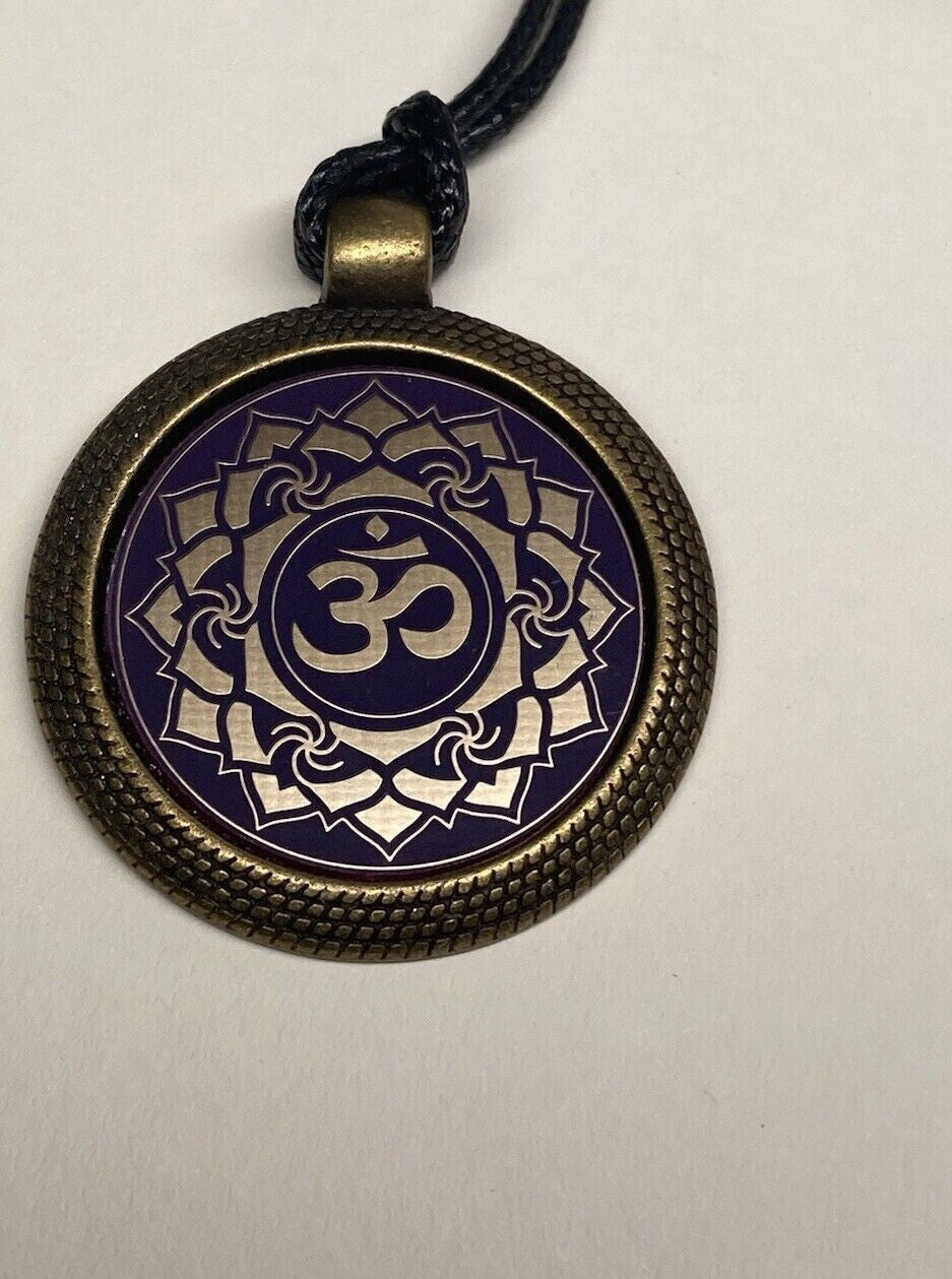 Amulett – Chakremy, bronzefarben, Kronen Chakra, Disc in lila flieder 25 mm, goldlegiert, kupferunterlegt – Produktansicht 1