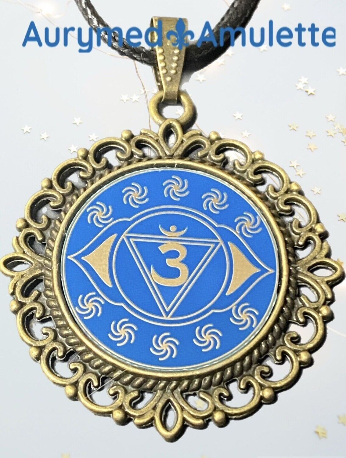 Amulett – Chakremy, bronzefarben, Stirnen Chakra, Disc in blau 25 mm, goldlegiert, kupferunterlegt – Produktansicht 1