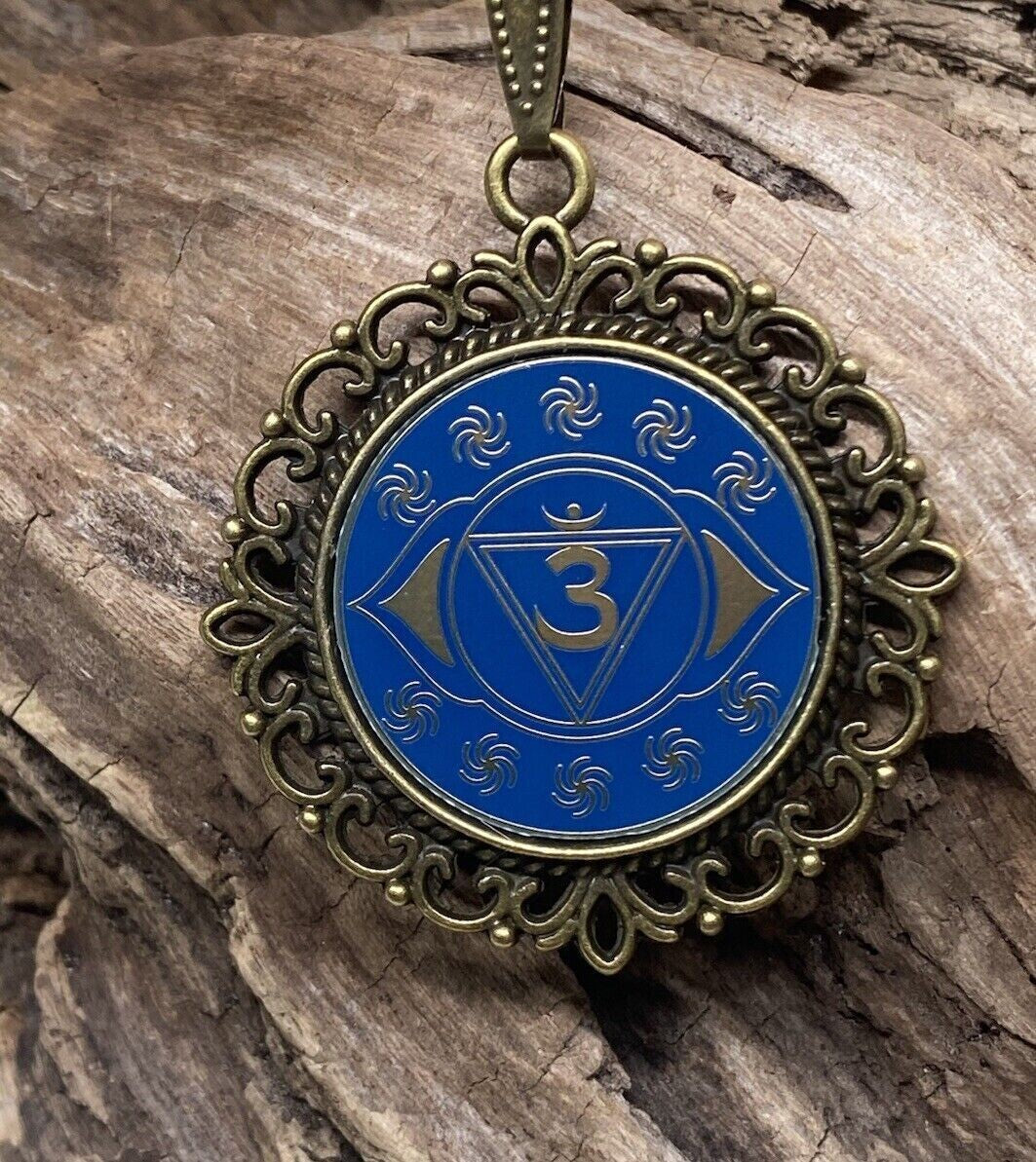 Amulett – Chakremy, bronzefarben, Stirnen Chakra, Disc in blau 25 mm, goldlegiert, kupferunterlegt – Produktansicht 1