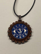 Amulett – Chakremy, Holzart, Stirnen Chakra, Disc in blau 25 mm, goldlegiert, kupferunterlegt – Produktansicht 1