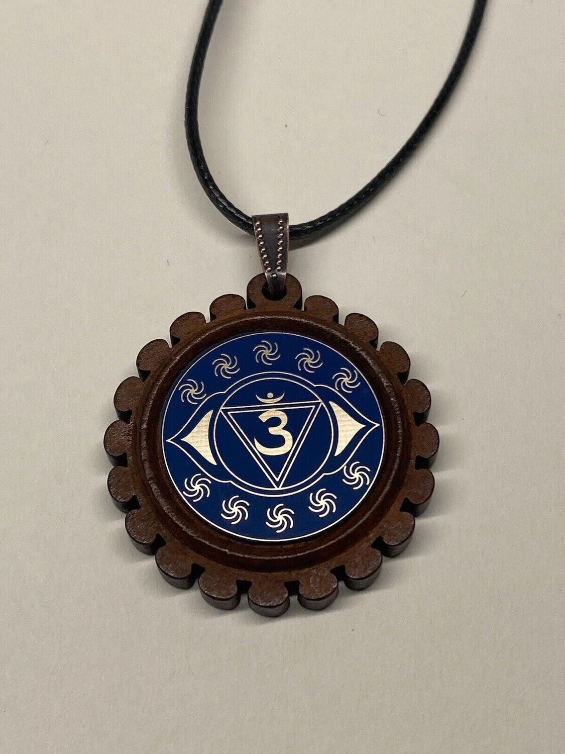 Amulett – Chakremy, Holzart, Stirnen Chakra, Disc in blau 25 mm, goldlegiert, kupferunterlegt – Produktansicht 1