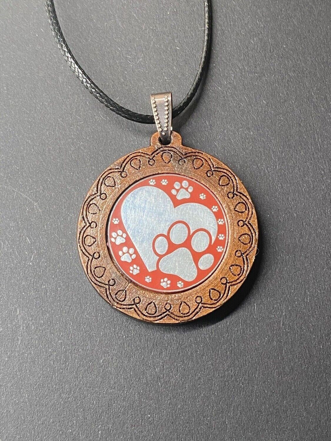 Amulett – Holzart, Pfoten im Liebesherz, Disc in rot 25 mm, zinnlegiert, kupferunterlegt – Produktansicht 1