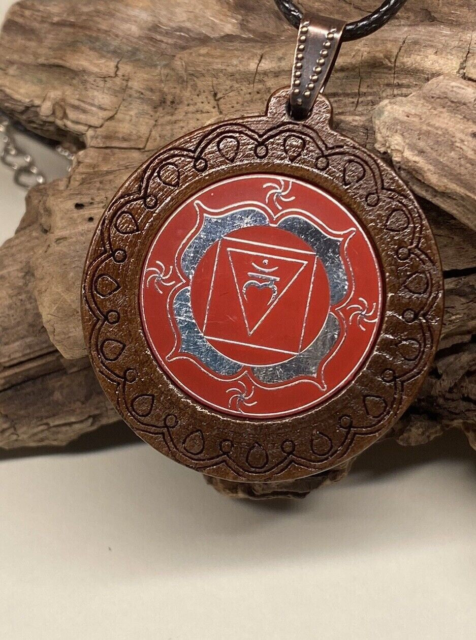 Amulett – Chakremy, Holzart, Wurzel Chakra, Disc in rot 25 mm, zinnlegiert, kupferunterlegt – Produktansicht 1