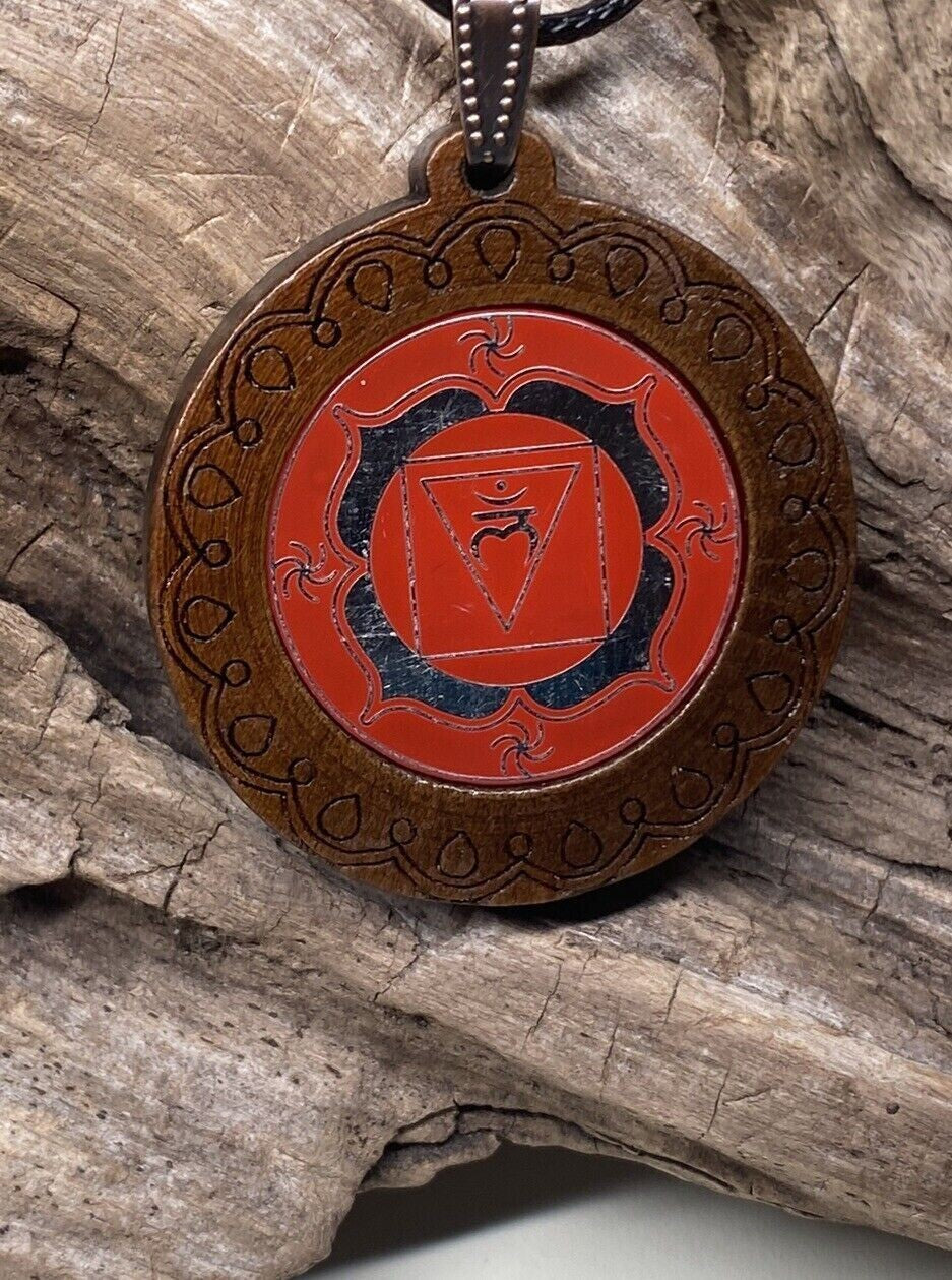 Amulett – Chakremy, Holzart, Wurzel Chakra, Disc in rot 25 mm, zinnlegiert, kupferunterlegt – Produktansicht 1