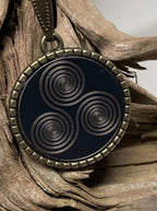 Amulett – mit dem Baum des Lebens – 25 mm / goldlegiert / schwarz – Produktansicht 1