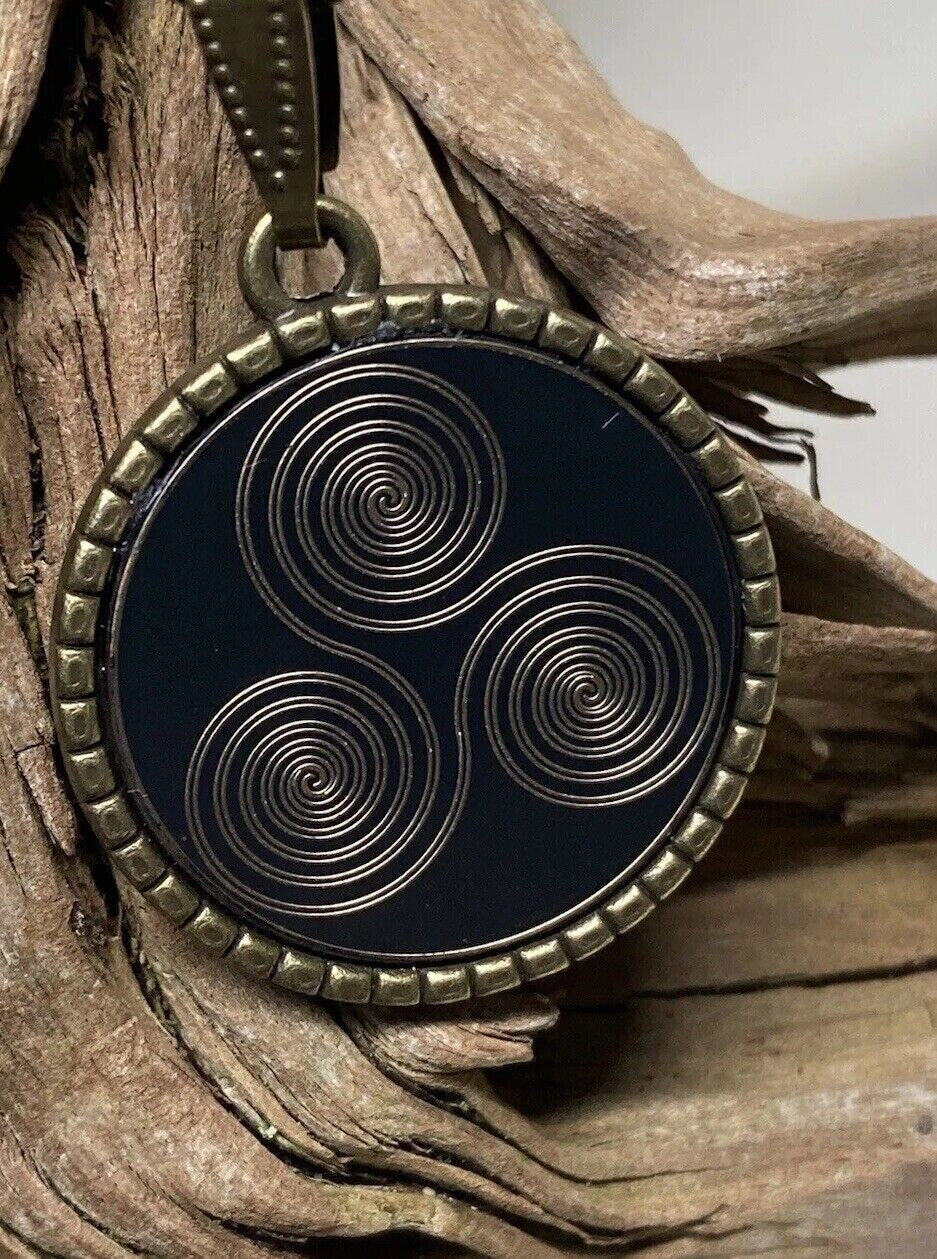 Amulett – mit dem Baum des Lebens – 25 mm / goldlegiert / schwarz – Produktansicht 1