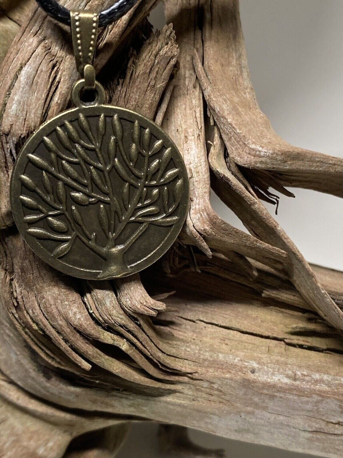 Amulett – mit dem Baum des Lebens – 25 mm / goldlegiert / schwarz – Produktansicht 1