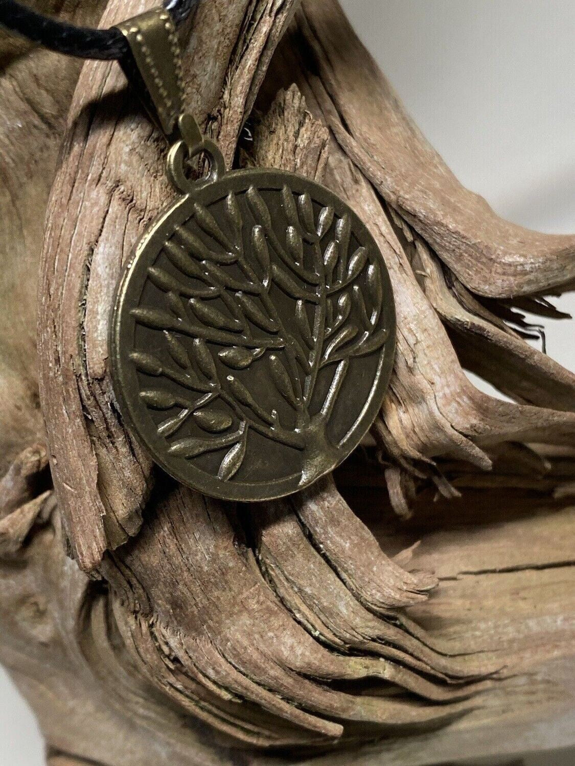 Amulett – mit dem Baum des Lebens – 25 mm / goldlegiert / schwarz – Produktansicht 1