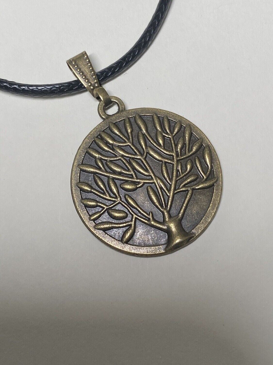 Amulett – mit dem Baum des Lebens – 25 mm / goldlegiert / schwarz – Produktansicht 1
