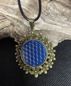 Amulett – bronzefarben, Blume des Lebens, Disc in blau 25 mm, zinnlegiert, kupferunterlegt – Produktansicht 1