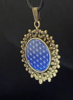 Amulett – bronzefarben, Blume des Lebens, Disc in blau 25 mm, zinnlegiert, kupferunterlegt – Produktansicht 1