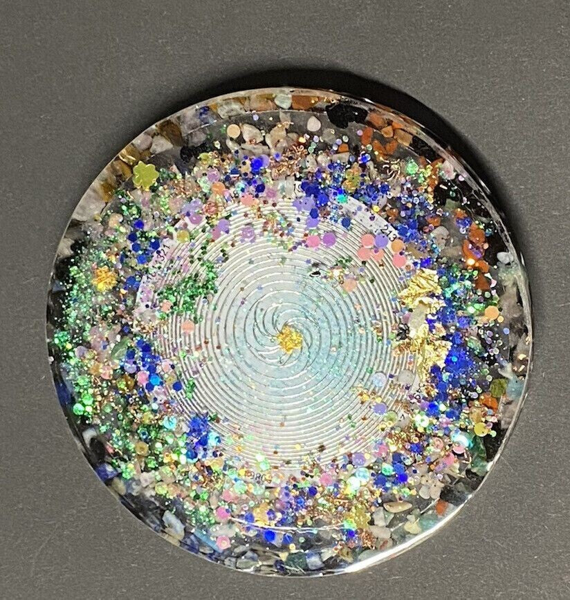 90 mm Disc - Epoxidharz Glitzer - Scheibe mit Metatron+platonischen Körpern,Bifila Spule (fermatsche Antenne), Disc doppelseitig, Zinn legiert, Kupfer unterlegt,Ladeschale stromlos – Produktansicht 12