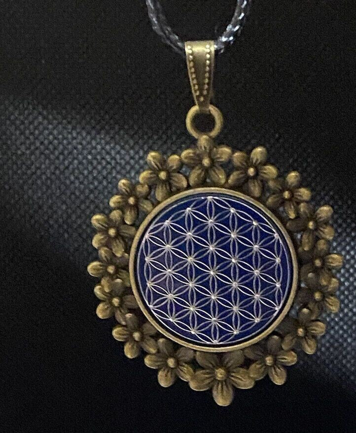 Amulett – bronzefarben, Blume des Lebens, Disc in blau 25 mm, zinnlegiert, kupferunterlegt – Produktansicht 1