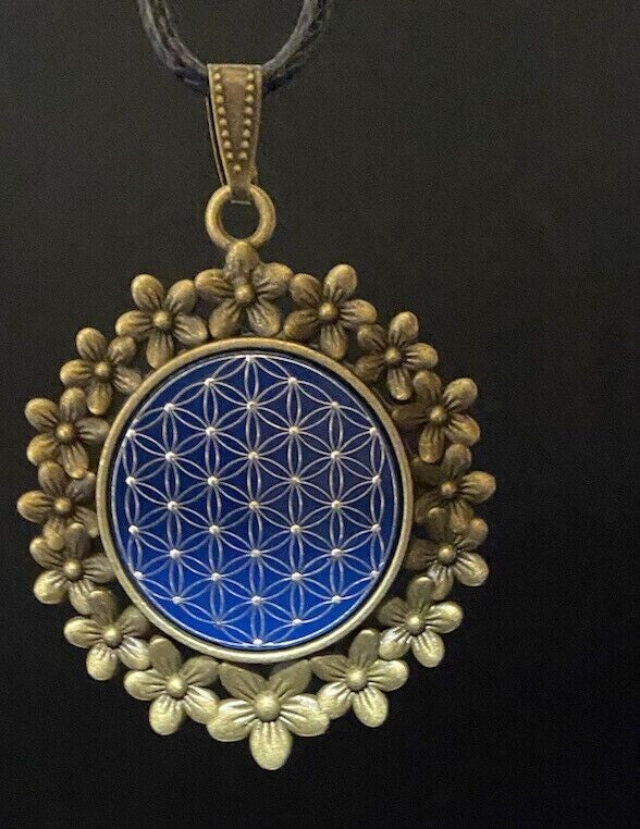 Amulett – bronzefarben, Blume des Lebens, Disc in blau 25 mm, zinnlegiert, kupferunterlegt – Produktansicht 1