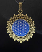 Amulett – bronzefarben, Blume des Lebens, Disc in blau 25 mm, zinnlegiert, kupferunterlegt – Produktansicht 1