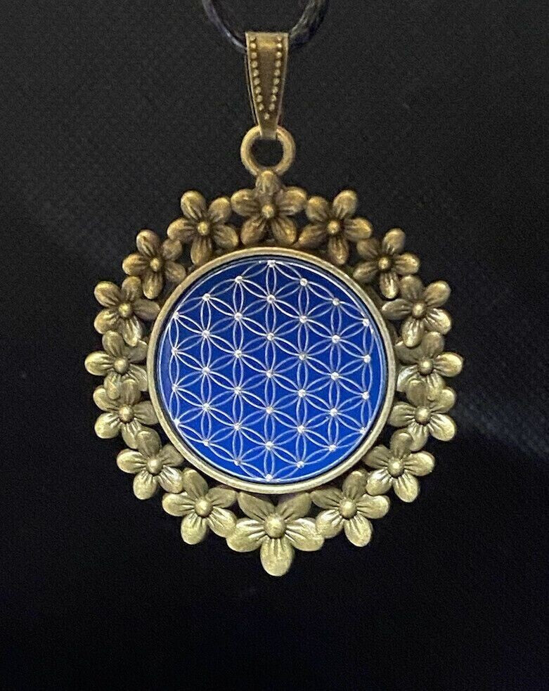 Amulett – bronzefarben, Blume des Lebens, Disc in blau 25 mm, zinnlegiert, kupferunterlegt – Produktansicht 1