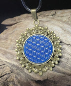Amulett – bronzefarben, Blume des Lebens, Disc in blau 25 mm, zinnlegiert, kupferunterlegt – Produktansicht 1