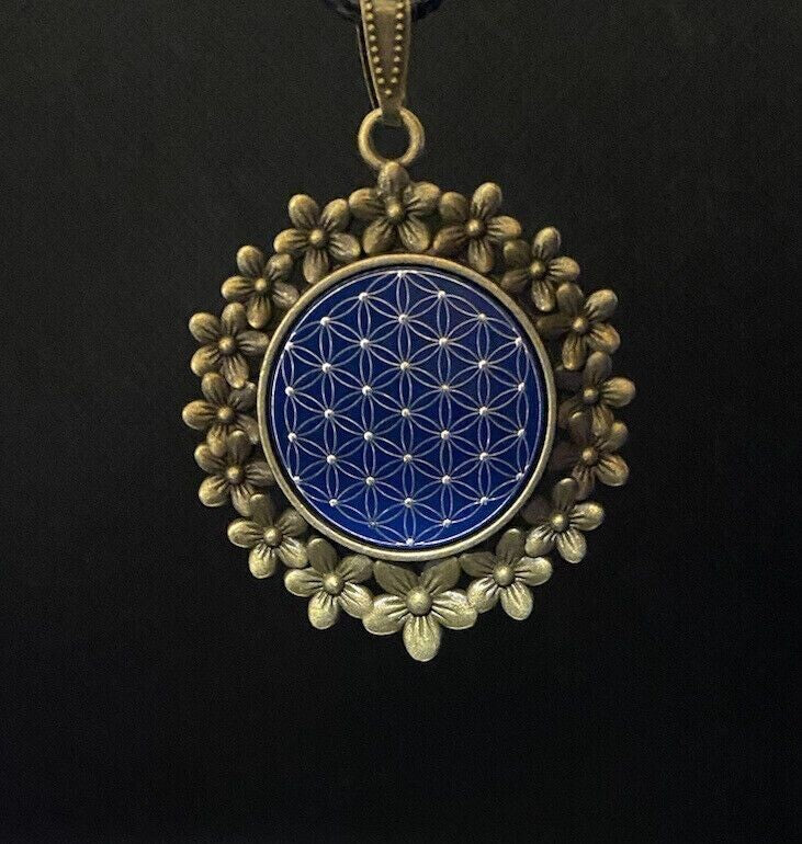 Amulett – bronzefarben, Blume des Lebens, Disc in blau 25 mm, zinnlegiert, kupferunterlegt – Produktansicht 1